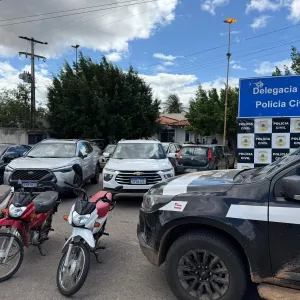 Entre os bens sequestrados, estão 10 carros e 7 motocicletas