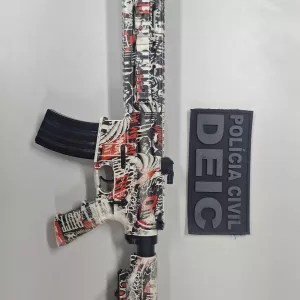 Adolescente é apreendido com simulacro de fuzil em via pública de Salvador