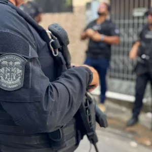 Porções de maconha e cocaína, munições e dinheiro foram apreendidos durante a ação 