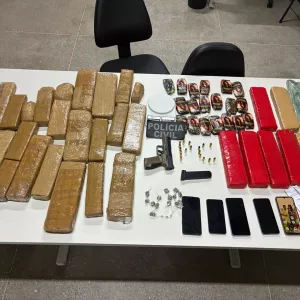 Trio é preso com drogas e arma em operação da Polícia Civil em Ibicuí