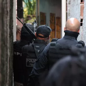 Suspeito de tráfico de drogas é preso em Vila Canária e submetralhadora da PM de São Paulo é apreendida