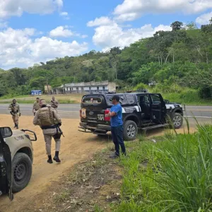 Veículos furtados são recuperados e drogas apreendidas em ação conjunta em Ibirapitanga