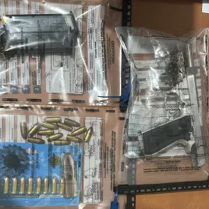 A Polícia Civil da Bahia deu cumprimento, nesta quarta-feira (17), ao Mandado de Busca e Apreensão Domiciliar, em desfavor de um suspeito, de 35 anos, no bairro de Baraúna, em Barreiras. O homem é investigado pela prática de ameaça contra a própria mãe. A vítima relatou que sofreu intimidações e informou que o filho possuía arma de fogo, fato que a deixava temerosa.  A diligência foi realizada pela Delegacia Especializada de Atendimento à Mulher (DEAM/Barreiras), com o apoio do Grupo de Apoio Técnico e Táti