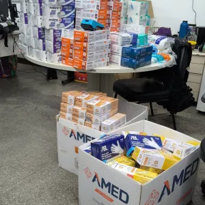 Trio suspeito de desviar e comercializar insumos restritos a unidades de saúde é preso em Salvador