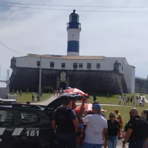Polícia Civil prende dois homens por extorsão no Farol da Barra em Salvador