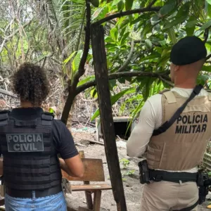 Mandado por homicídio é cumprido e dois homens são presos por tráfico de drogas em Maraú