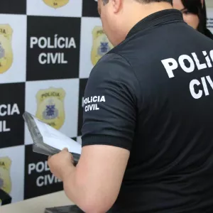 Policial cumprindo mandado