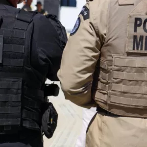 PC e PM alcançam em Porto Seguro líder de facção que exibia armas nas redes sociais e executava rivais