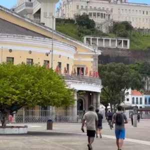 Operação Mercado Seguro prende idoso por tráfico de drogas em área turística de Salvador