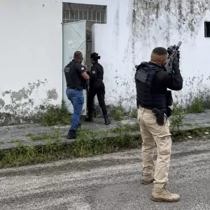 Casal suspeito de envolvimento com o tráfico de drogas é preso em Feira de Santana