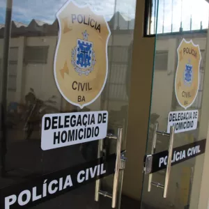 O autor foi preso em flagrante e o pai da vítima também teve mandado de prisão cumprido