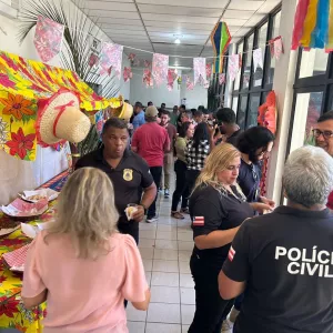 Policiais em confraternização