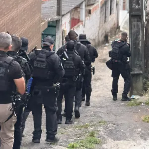 Os integrantes de uma facção criminosa também são responsáveis por homicídios e tráfico de armas