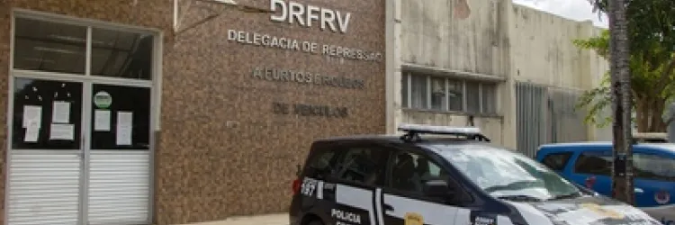 Um carro ao lado da Delegacia De Furtos