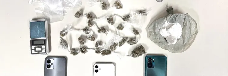 Vinte e cinco porções de maconha e duas pedras de crack foram apreendidas com o grupo