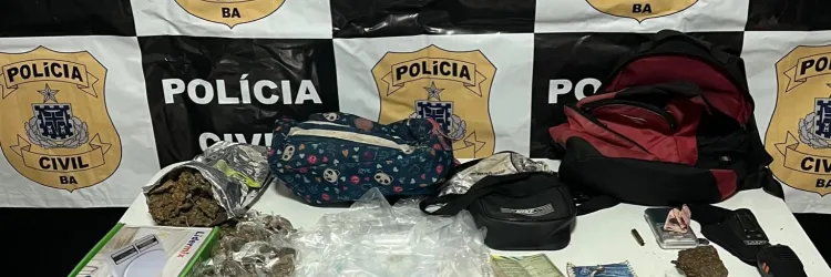 Rádios comunicadores, cadernetas com anotações do tráfico e embalagens para acondicionar entorpecentes também foram apreendidos