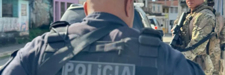 Na casa do homem, que confessou a autoria do crime, os policiais localizaram uma boneca e um par de sandálias da vítima