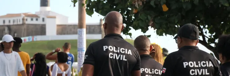 Vítima passeava pelas imediações do Farol da Barra quando foi surpreendida pelo acusado, que já responde por violência doméstica contra a mãe