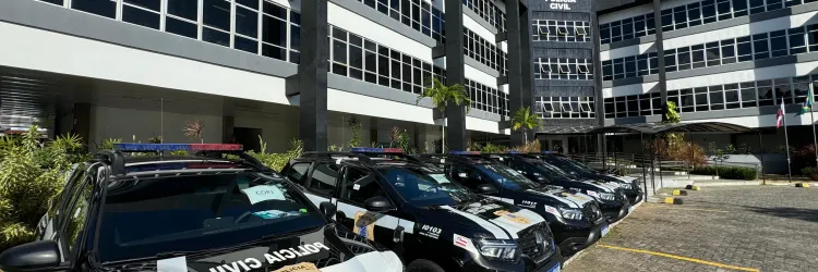 Viaturas da PCBA em frente ao Departamento de Polícia