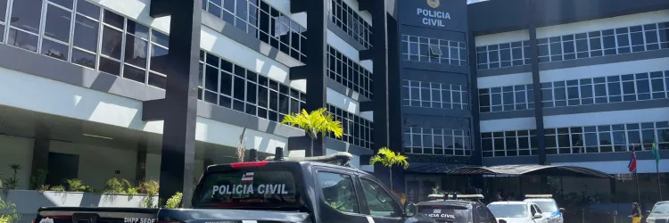 Viatura da PCBA em frente ao Departamento de Polícia