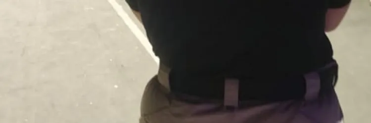 Policial civil no palco em prontidão