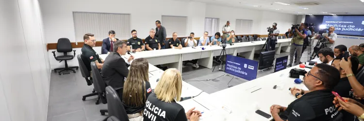 Policiais em coletiva com jornalistas