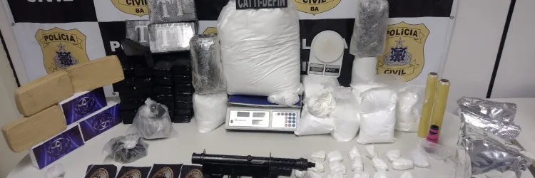 Drogas, armas e outros materiais apreendidos na delegacia