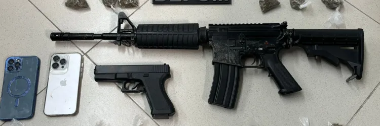 Fuzil, pistola, celulares e drogas apreendidas na delegacia.