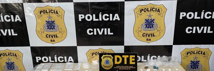 Drogas e outros materiais apreendidos em delegacia.