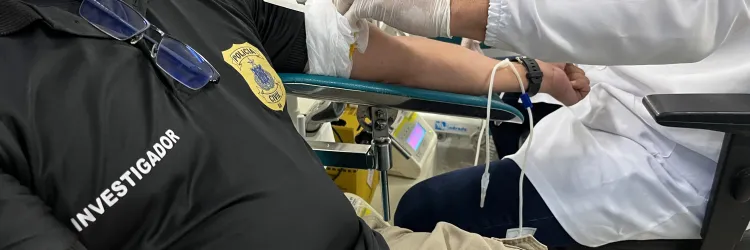 Policial civil doando sangue