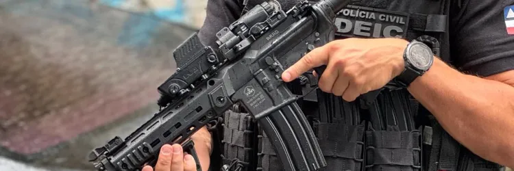 Policial civil portando um fuzil