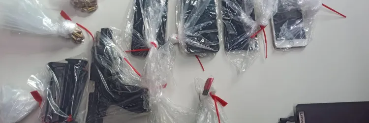 Celulares e pistola apreendidos