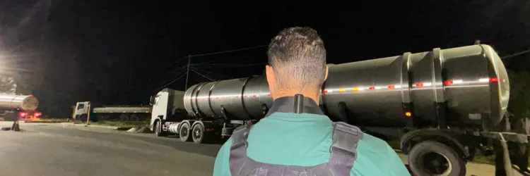 Policial próximo a um caminhão tanque