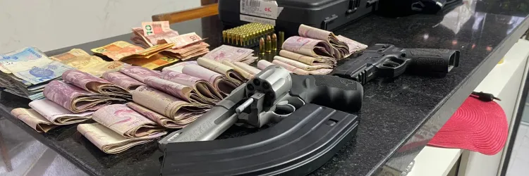 Armas e dinheiro apreendidos