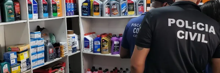 Policiais Civis vistoriando armazém de óleo automotivo