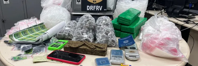 Drogas, celular, balança e outros materiais apreendidos