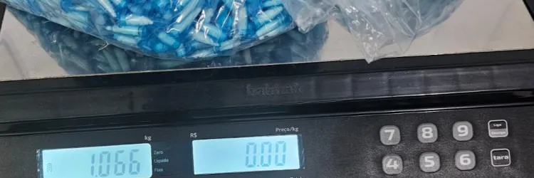 Drogas em uma balança na delegacia