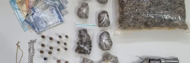 Drogas e armas apreendidas