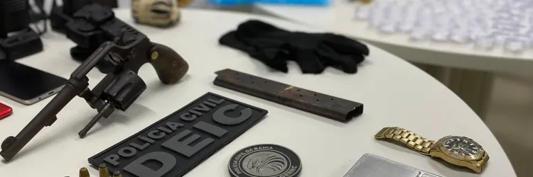 Revólver, munição, balança e drogas apreendidas