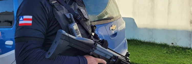 Policial portando um fuzil