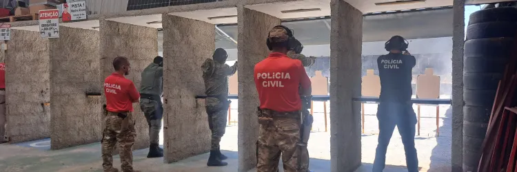 Policiais praticando tiro