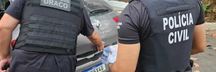 Policiais abrindo o porta-malas