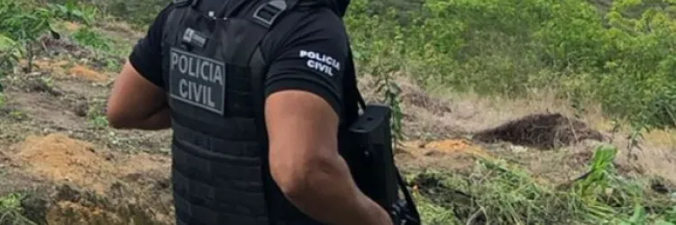 Policial de balaclava portando um fuzil