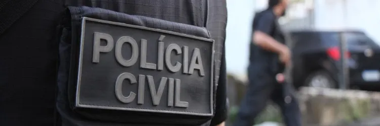 Policial de costas
