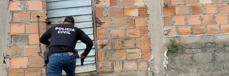 Policial civil entrando em casa
