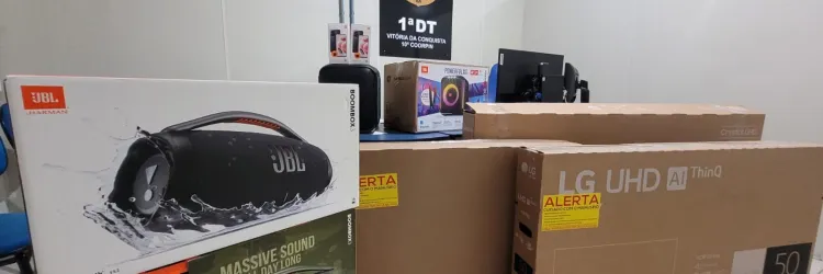 Televisores, caixas de som e outros produtos apreendidos na delegacia