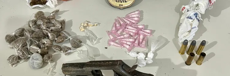 Revolver, drogas e munição apreendidos na delegacia