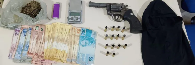 Armas, dinheiro e materiais apreendidos