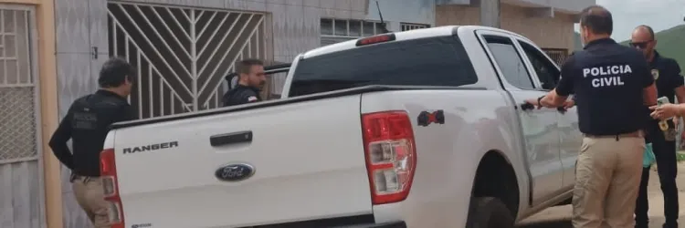 Policiais embarcando em viatura descaracterizada