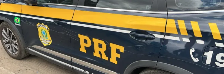 Viatura da PRF com a lataria arranhada